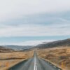 アイスランドの山の風景と地平線のように続く道路
